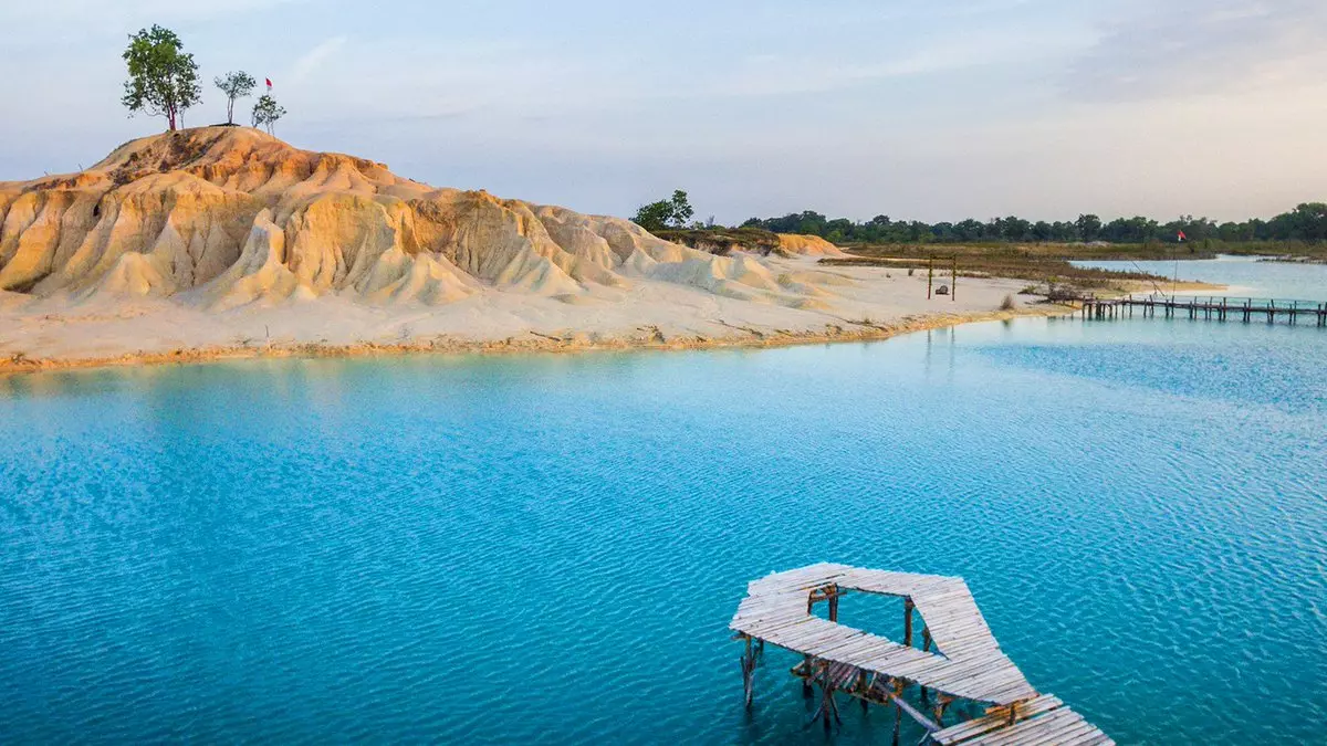 Gambar Telaga biru dan Gurun Pasir